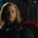 Thor siempre estaba tan serio en la primera película que parecía una parodia.